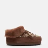 Moon Boot X Guest in Residence Evx Chalet Cocoa Mules van imitatiebont Moon Boot X Guest in Residence Evx Chalet Cocoa Mules van imitatiebont