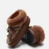 Moon Boot X Guest in Residence Evx Chalet Cocoa Mules van imitatiebont Moon Boot X Guest in Residence Evx Chalet Cocoa Mules van imitatiebont
