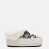Moon Boot X Guest in Residence Evx Chalet White Sand Mules van imitatiebont Moon Boot X Guest in Residence Evx Chalet White Sand Mules van imitatiebont