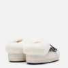 Moon Boot X Guest in Residence Evx Chalet White Sand Mules van imitatiebont Moon Boot X Guest in Residence Evx Chalet White Sand Mules van imitatiebont