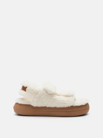 Witte sandalen van schapenvacht