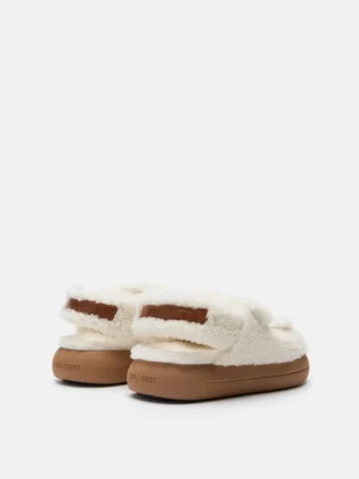 Witte sandalen van schapenvacht